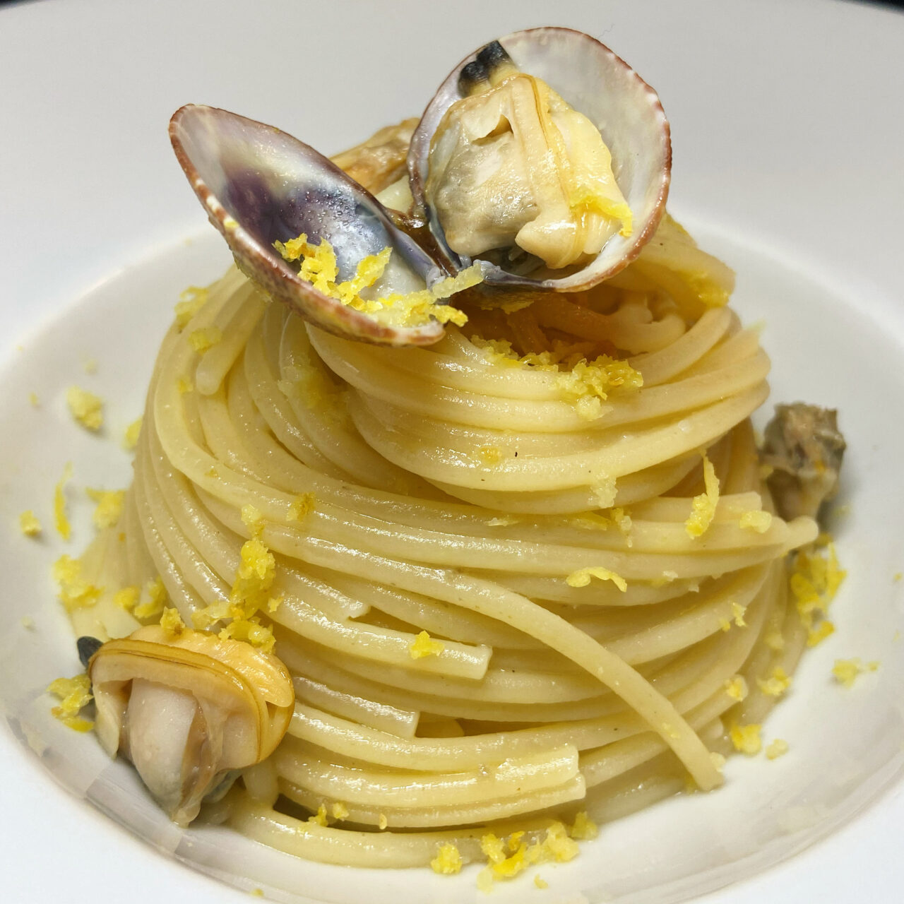 Spaghetti Pasta Armando mit Venusmuscheln und Zitronenschale