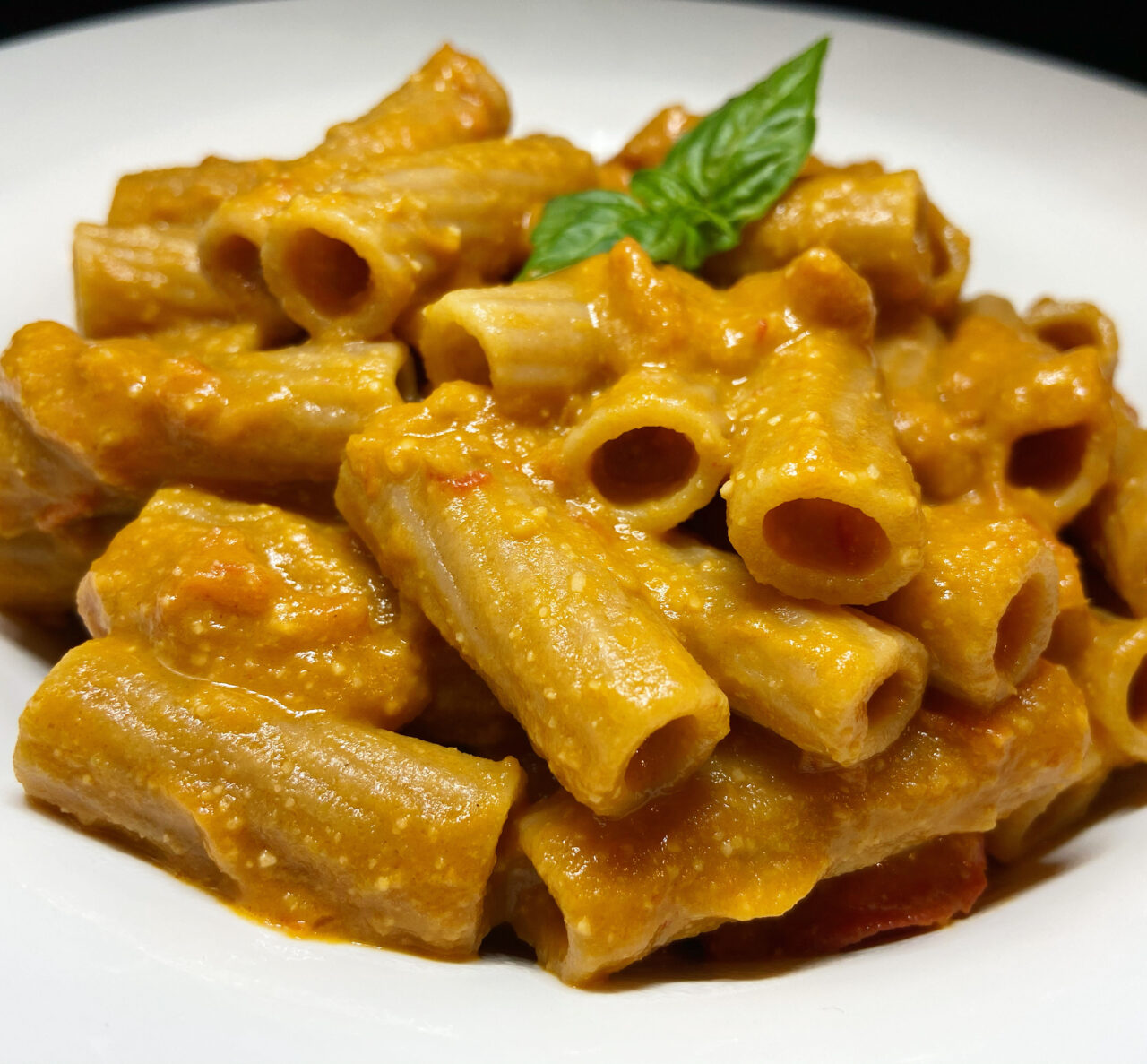 Bio-Vollkorn-Tortiglioni mit Zuckerschoten-Pesto, Kirschtomaten und Mandeln