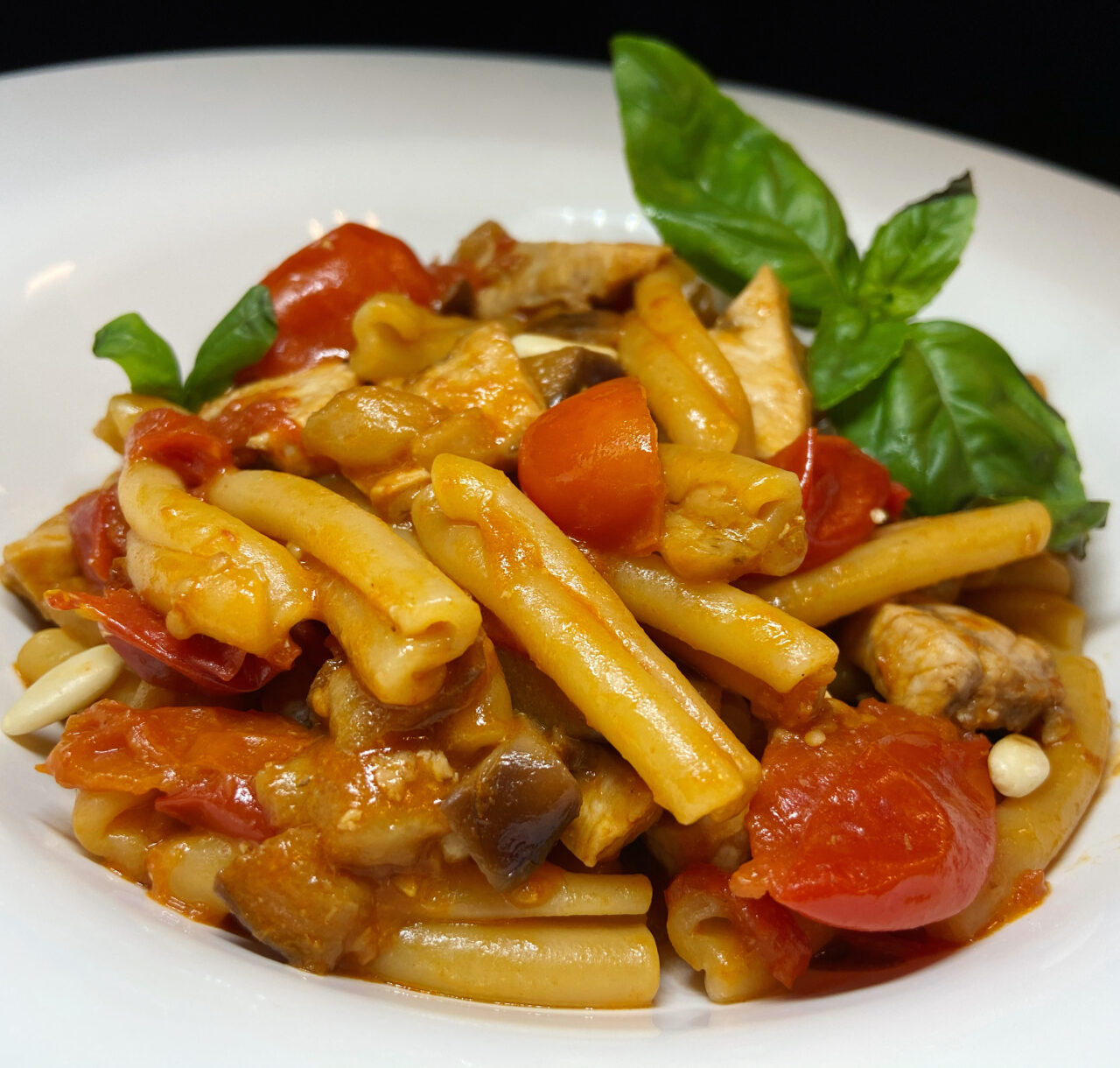 Treccia con pesce spada, melanzane, pomodorini e pinoli