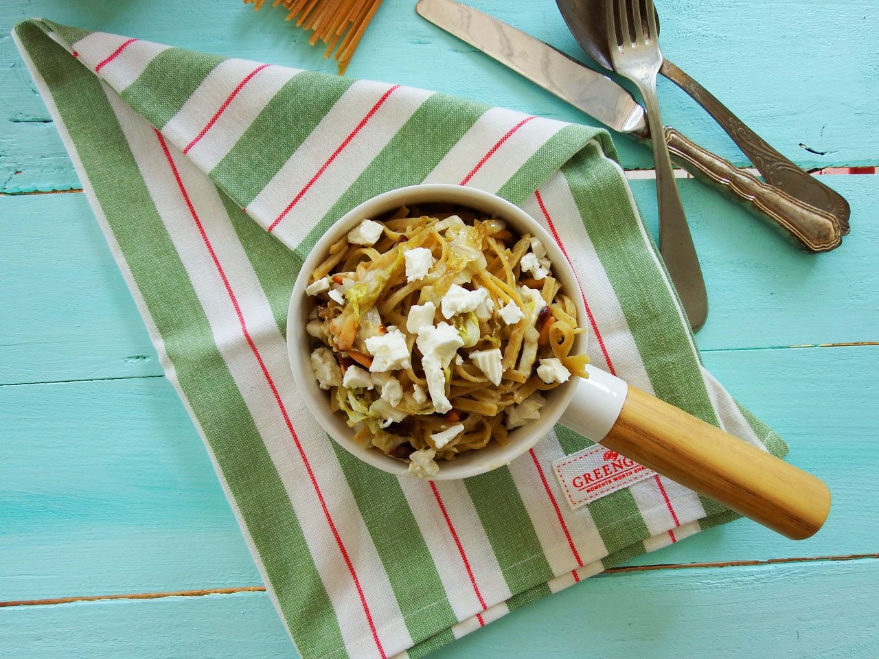 Linguine aus Hülsenfrüchten mit Radicchio, Rosinen und Pinienkernen