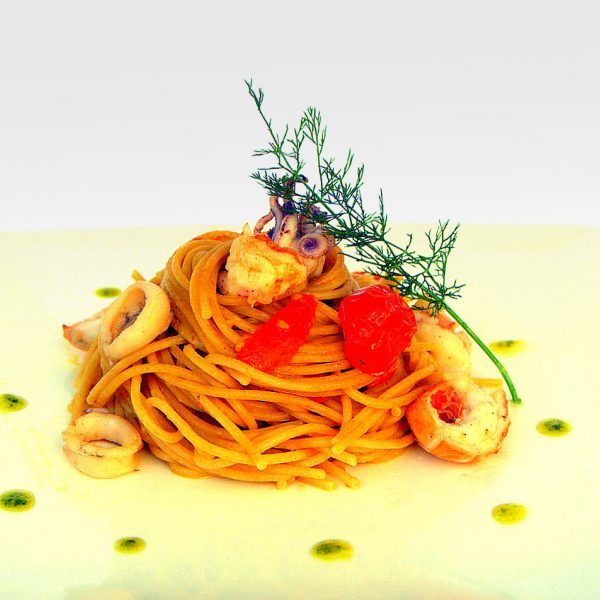 Dinkelspaghetti mit Tintenfisch, Garnelen und Datterini