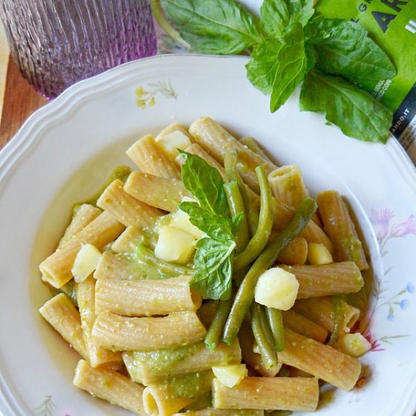 Vollkorn-Tortiglioni mit Pesto aus Brechbohnen und Kartoffeln