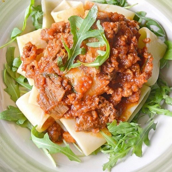 Anelli mit Chianina-Ragout mit getrockneten Pilzen und Rucola