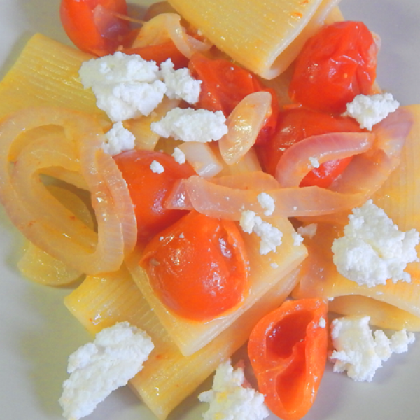 Schiaffoni con cipolla, pomodorini e ricotta