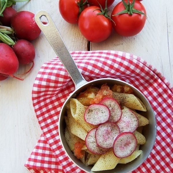 Penne pomodori e ravanelli