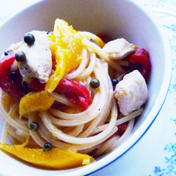 Spaghetti mit Mango, Hähnchen und gerösteten Paprika