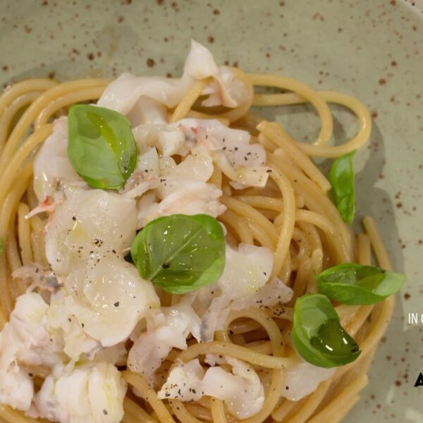 Spaghettone con pomodori datterino, nero di seppia e aringa fumé