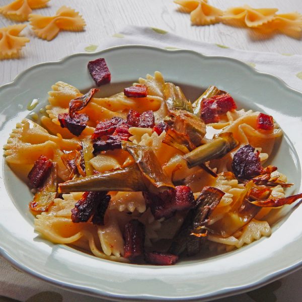 Farfalle ai carciofi con curcuma e bacon croccante