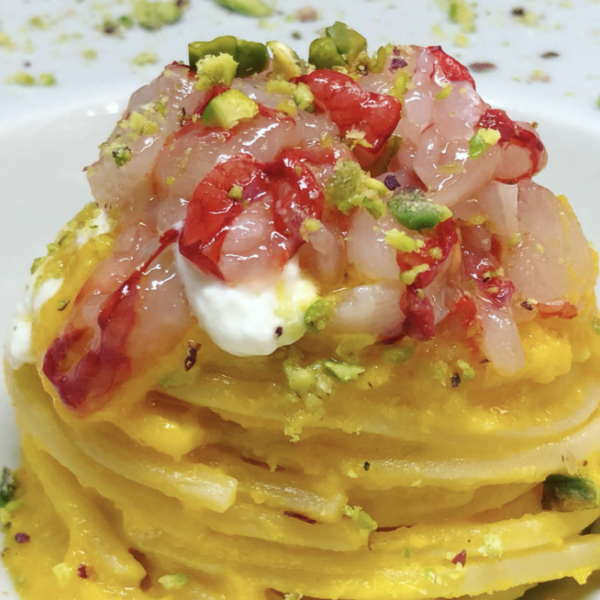 Chitarra Pasta Armando mit Riesengarnelen, Burrata-Drops, gelben Datterini-Tomaten und Pistazien-Crumble