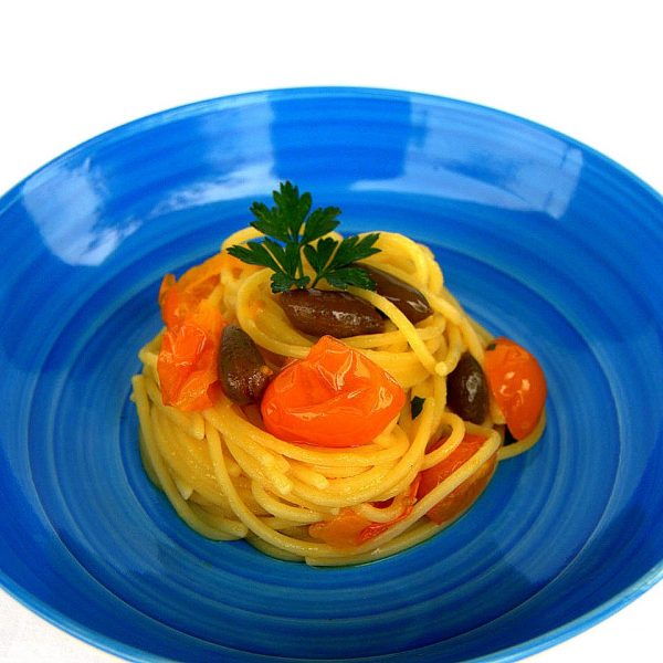 Spaghetti con datterini gialli, colatura di alici e cucunci di Pantelleria