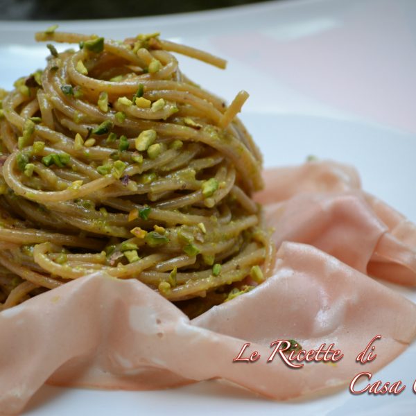 Vollkorn-Spaghetti mit Pistazienpesto und Mortadella