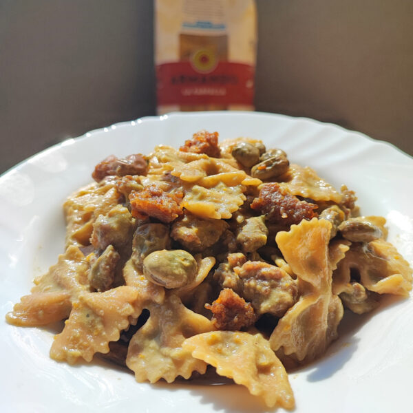 Farfalle con pesto di fave e salsiccia