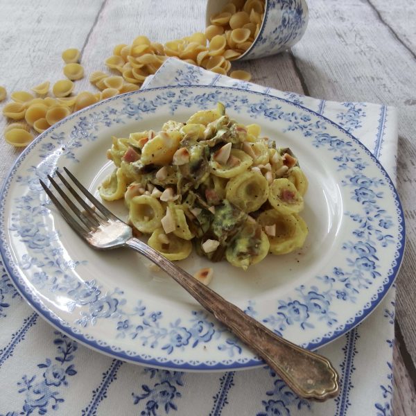 Orecchiette con carciofi, pancetta e mandorle