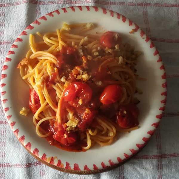 Spaghetto alla chitarra con pomodorino crovarese e briciole di pane tostate alla colatura di alici di Cetara