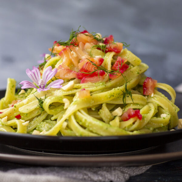 Linguine mit Pak-Choi-Pesto mit Graved Lachs und Rote Bete