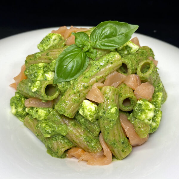 Tortiglione Integrale Bio con pesto di rucola e basilico, salmone affumicato e feta