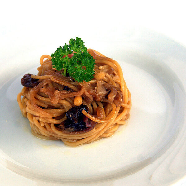 Spaghetti in salsa con la cipolla rossa di Tropea