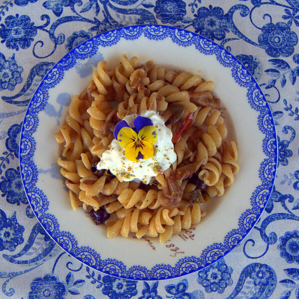 Fusilli con caponata tropeana, stracciatella pugliese e polvere di pistacchio