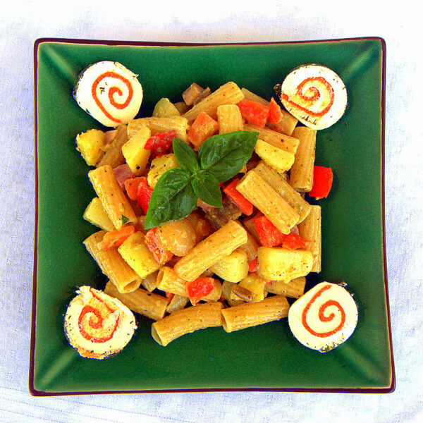 Tortiglione con verdure e formaggio di capra al salmone