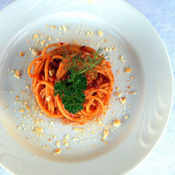 Chitarre con ragù bianco, 'nduja e briciole di tarallo