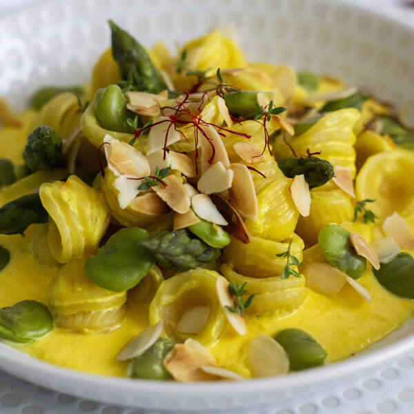 Orecchiette con fave e asparagi su crema di pecorino allo zafferano