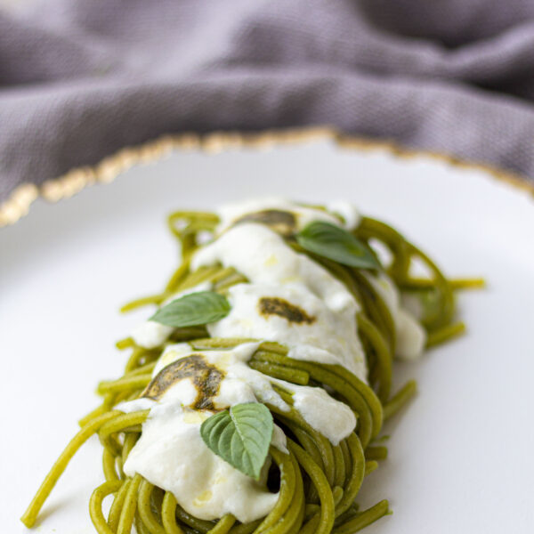 Spaghettone mit Schwarzkohl, schwarzem Pfefferextrakt und toskanischem Pecorinokäse