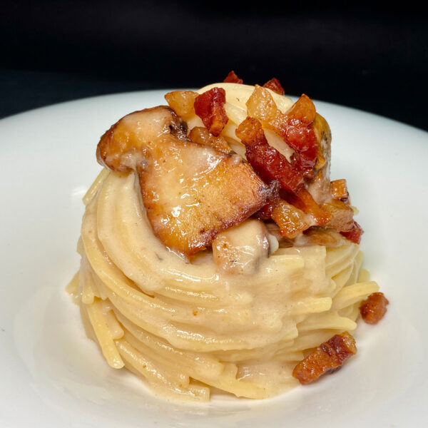 Spaghettone mit Steinpilzen, Speck und Creme aus Parmesankäse