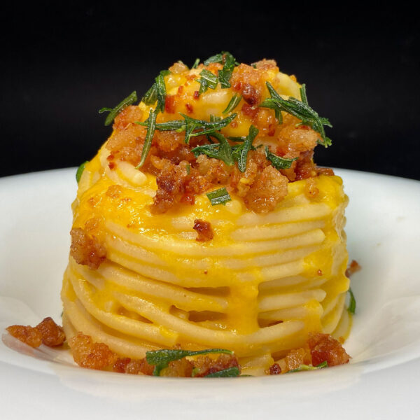 Spaghettone mit Kürbiscreme, Speckpulver und knackigem Rosmarin