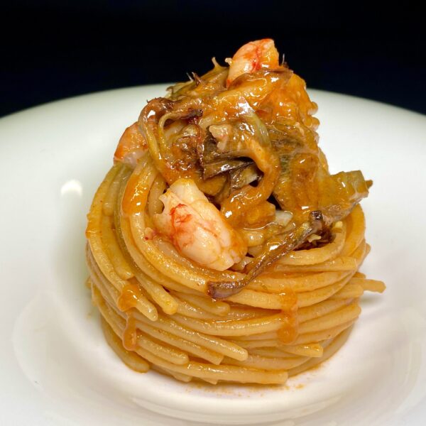 Spaghettone con bisque, gamberi e carciofi