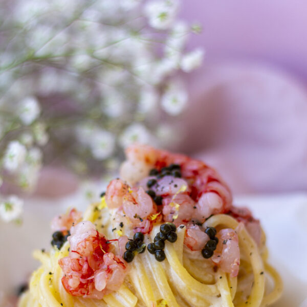 Spaghettone con burrata, gambero rosso di Mazara e sfere di plancton marino