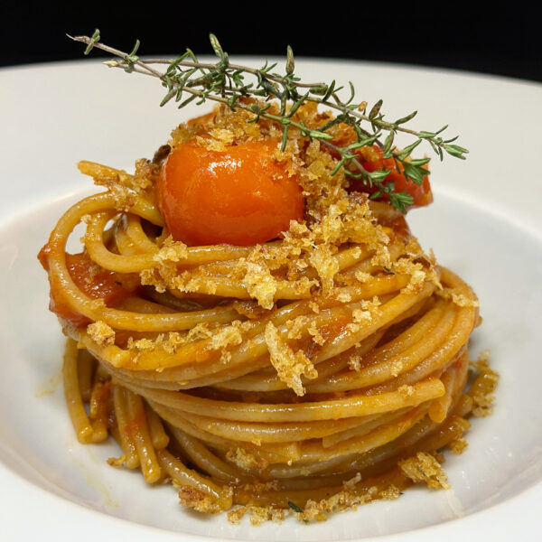 Bio-Vollkorn-Spaghetti-Pasta Armando mit Sardellen, Kirschtomaten und Brot mit Thymian-Geschmack