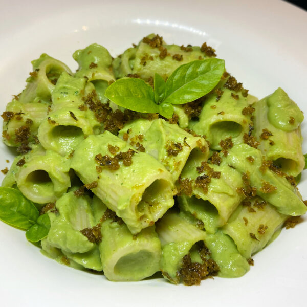 Mezza Manica mit Broccoli-Creme, Sardellen und Basilikum-Semmelbröseln