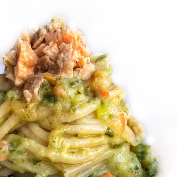 Spaghetti mit Zucchinicreme und Räucherlachs mit schwarzem Pfeffer