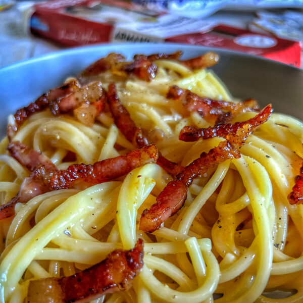 Piatto di spaghettoni alla carbonara