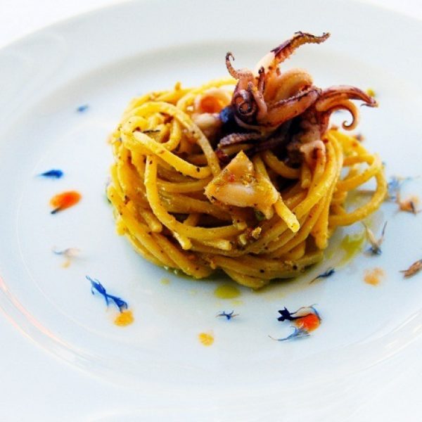 Spaghetti alla Chitarra mit Pistazien- und Tintenfischpesto