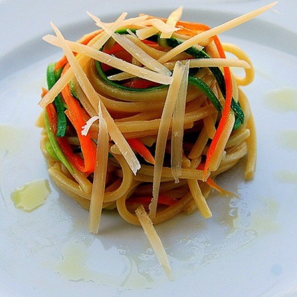 Spaghetti alla Chitarra mit Karotten-, Zucchini- und Parmesan-Julienne