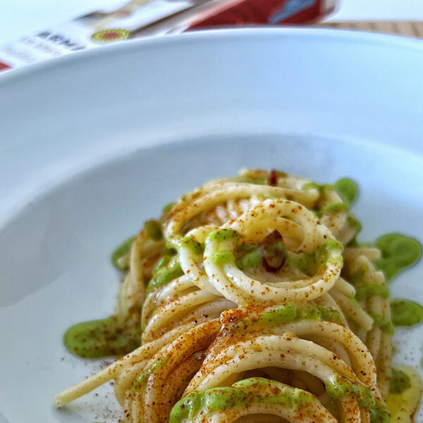 Spaghettone aglio, olio e peperoncino, zucchine e polvere di pomodoro affumicata