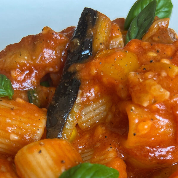 Mezze maniche con sugo di pomodori freschi, datterini gialli, melanzane fritte e pecorino siciliano