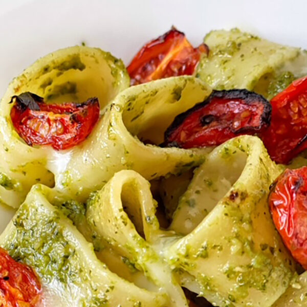 Anelli al pesto di basilico con pomodorini confit e brie