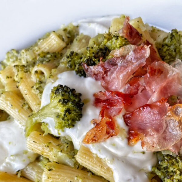 Pasta con crema di broccoli, stracchino e speck croccante