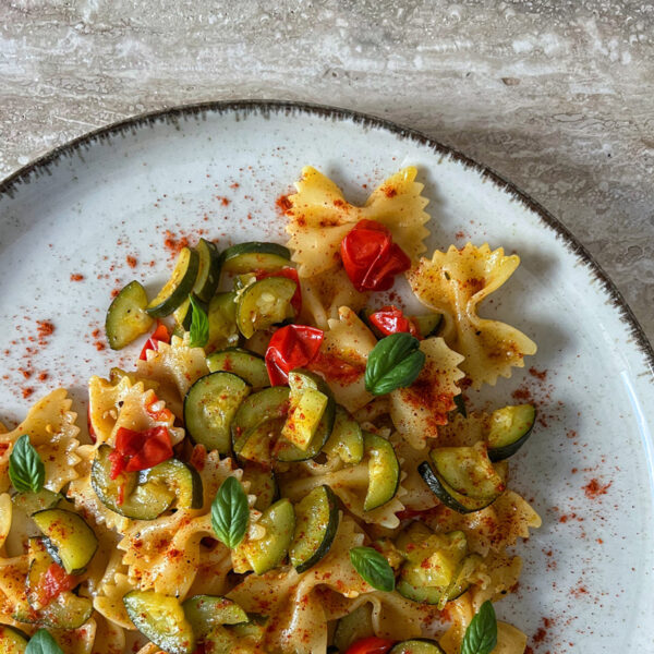 Farfalle con zucchine, pomodorini, basilico e polvere di peperoni