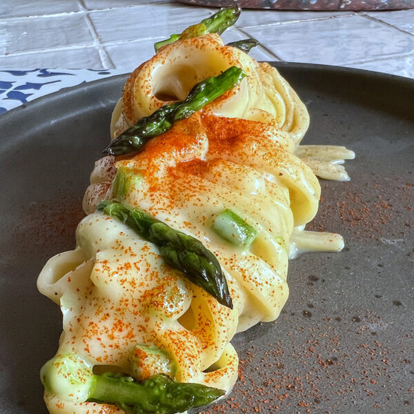 Fettucce con crema di cavolfiore, asparagi e paprika affumicata