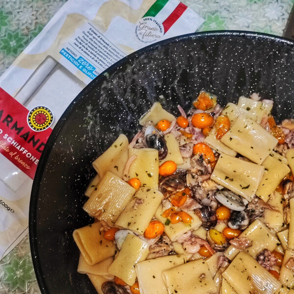 Paccheri ai frutti di mare macchiati al pomodorino giallo