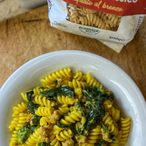 Fusilli con salsiccia, zafferano e cime di rapa