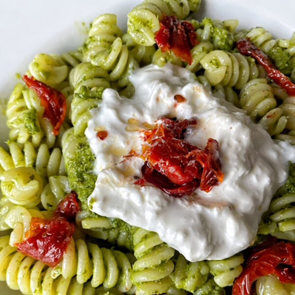 Fusilli cremosi al pesto di basilico, stracciatella e pomodori secchi