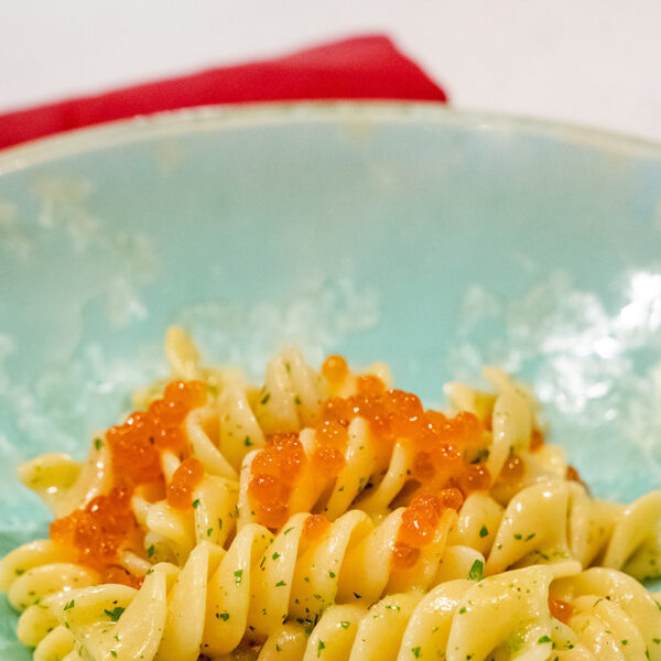 Fusilloni al burro alle erbe aromatiche, alici, lime e uova di salmone selvaggio