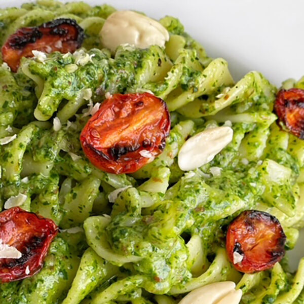 Fusillone al pesto di rucola, pomodorini confit e mandorle