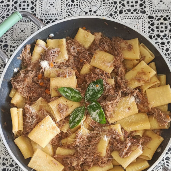 Pasta alla Genovese con cipolle rosse