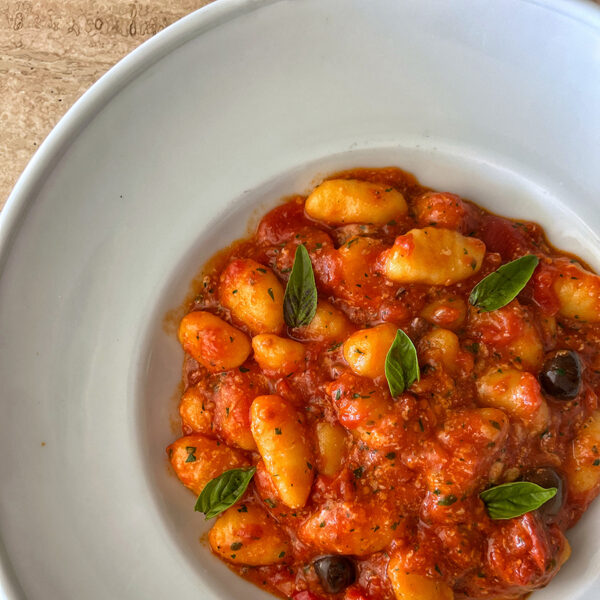 Gnocchi gluten free con pomodorini datterino, olive taggiasche e provola