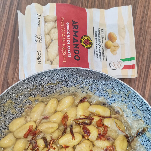 Gnocchi di patate con pesto di carciofi e pancetta croccante